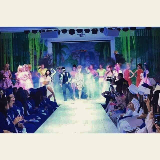 STOM con bailarinas en show — Colombia