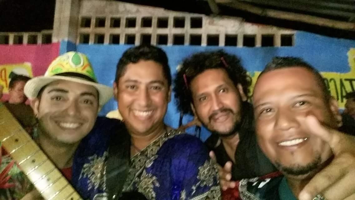STOM con la banda en noche de show