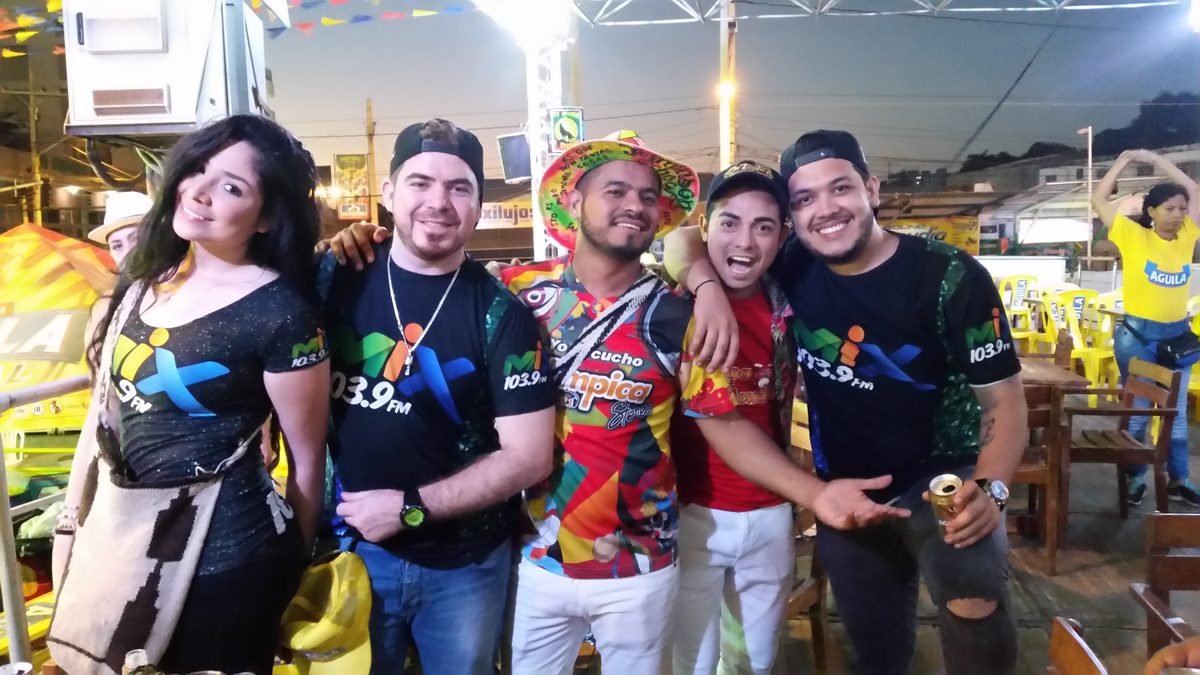 STOM con el equipo de Olímpica Estéreo y MIX 103.9