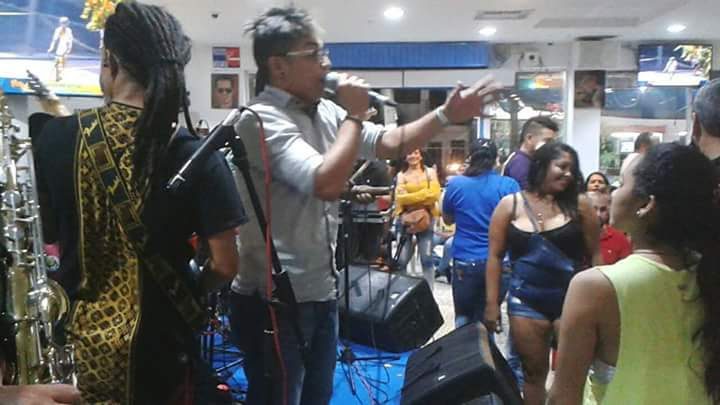 STOM con saxofonista en show en vivo