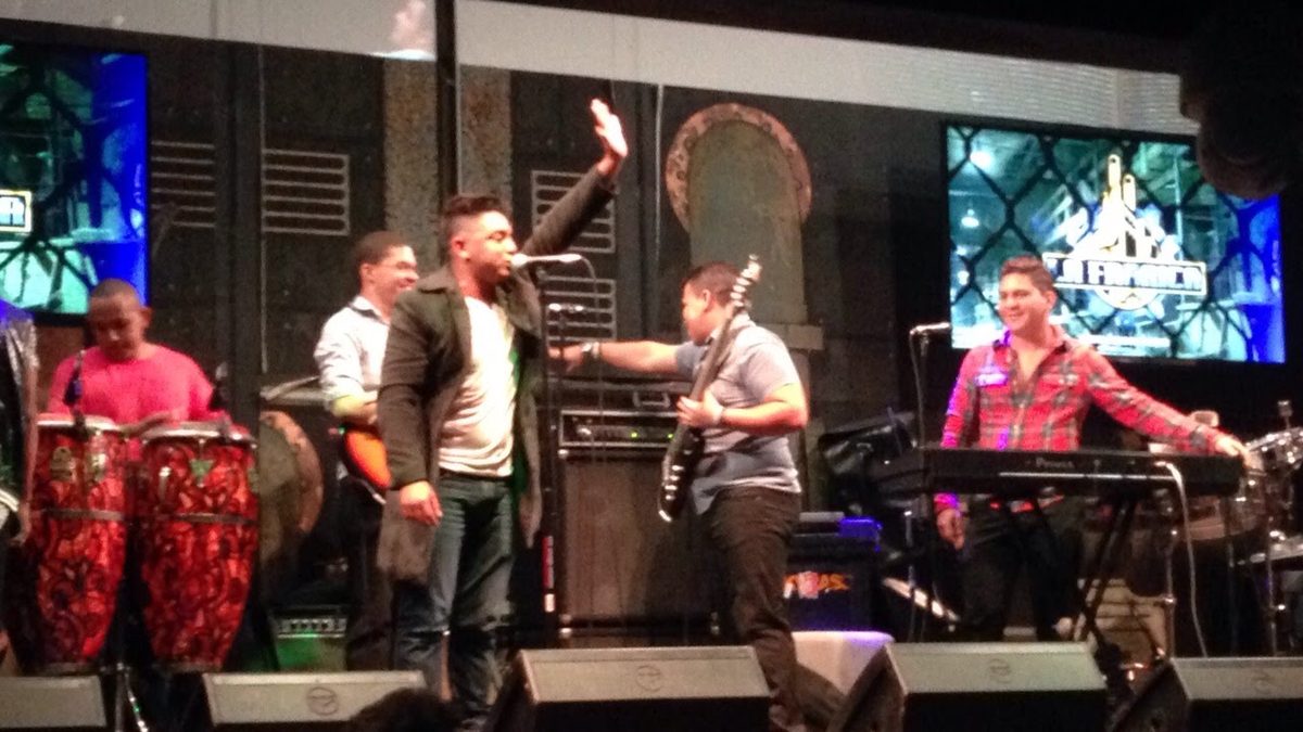 STOM show en vivo con banda — Colombia